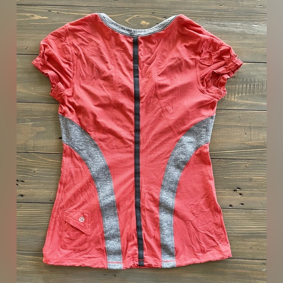 Lululemon workout shirt. Great condition. Size 6. - Picture 2 of 3